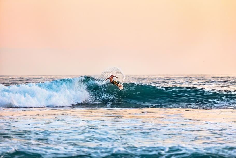 hombre de surf, durante el día, foto, hombre, surf, mar, ola, deporte, agua, playa