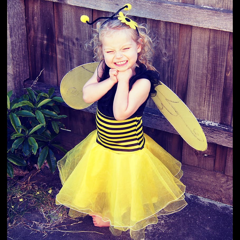 女の子, 身に着けている, 黄色, 黒, 蜂の衣装, 立っている, 後ろ, 茶色, 木製, フェンス