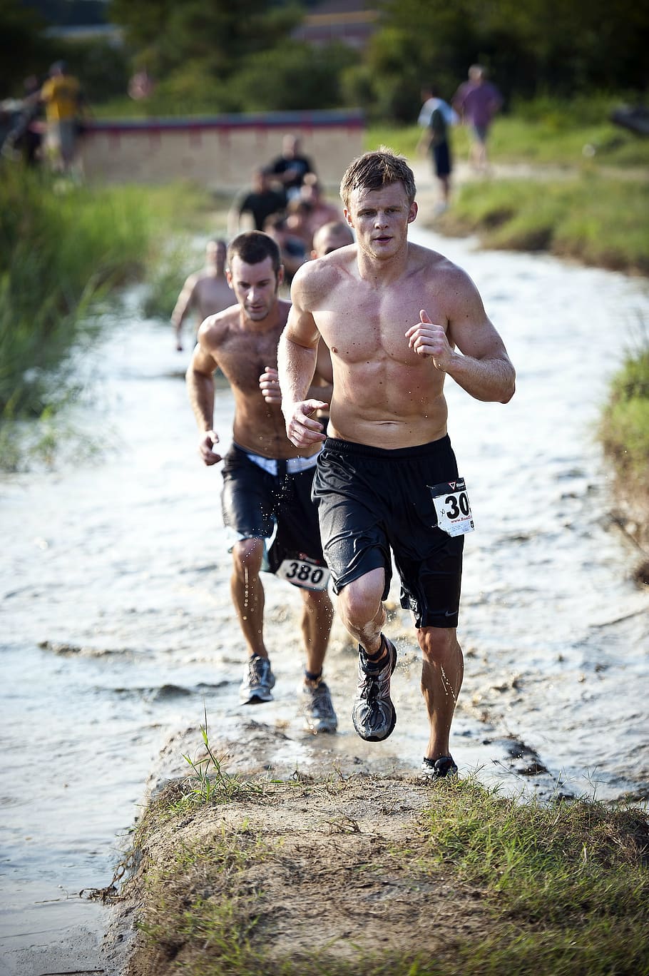 hombres, corriendo, durante el día, corredores, competencia, carrera, barro, obstáculo, pies, agua
