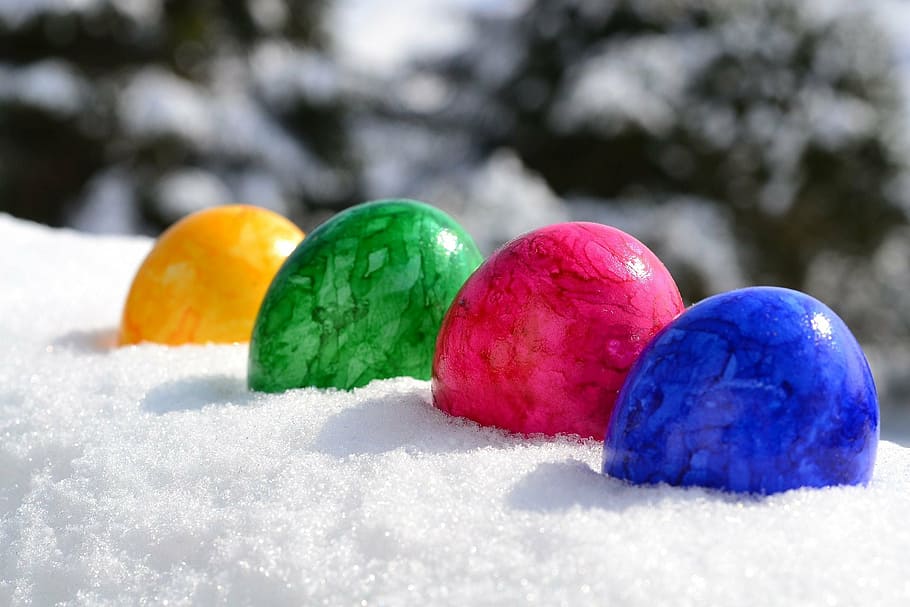 superficial, fotografía de enfoque, amarillo, verde, rosa, azul, fragmentos de piedra, nieve, pascua, huevos de pascua