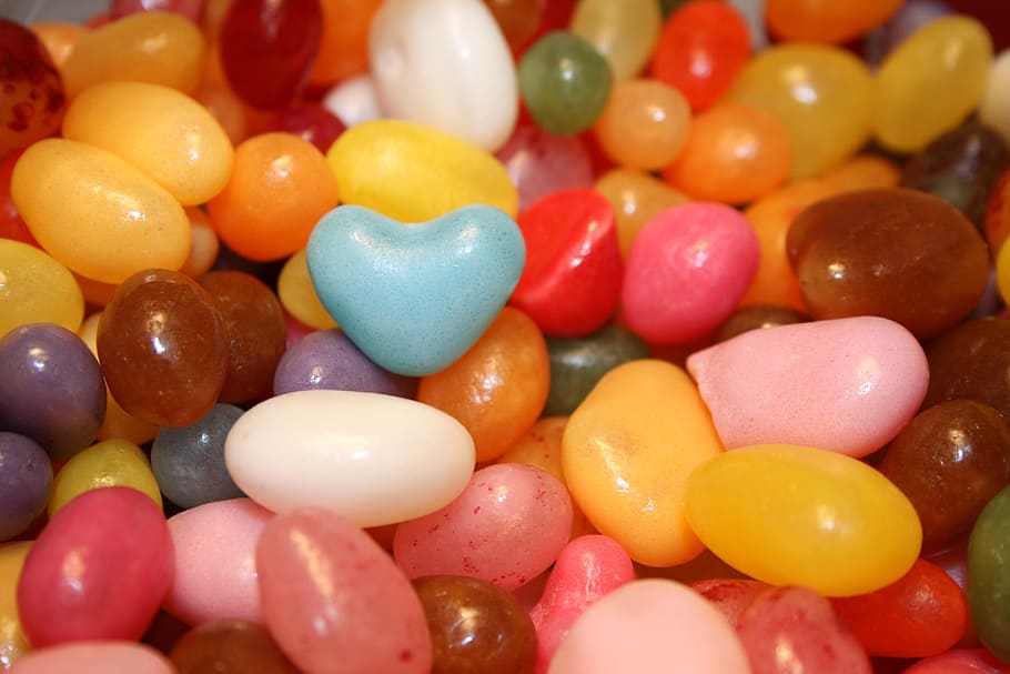 caramelos de colores variados, dulzura, dulces, golosinas, coloridos, dulces hechos a mano, corazón, bolitas de azúcar, delicadeza, multicolores