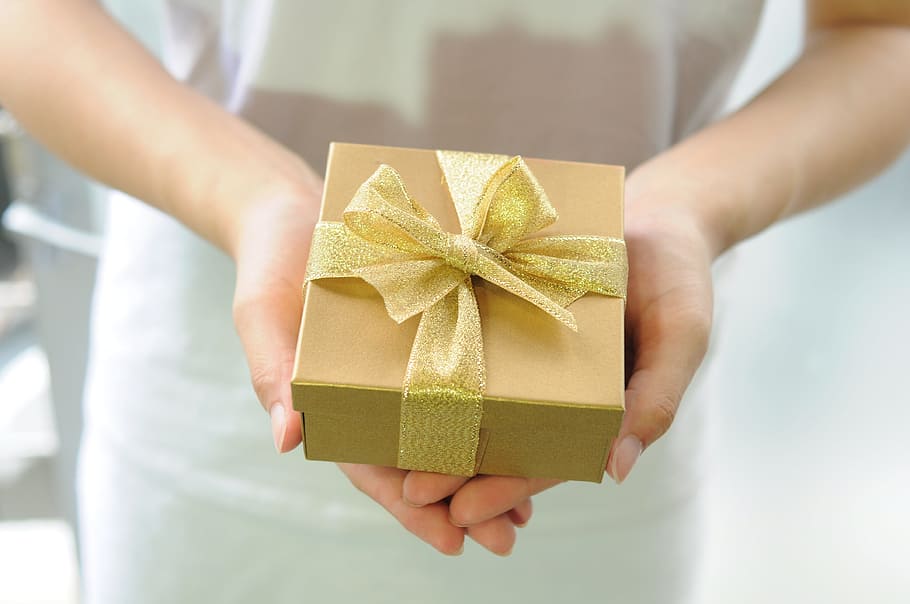 Persona, tenencia, caja de oro, cinta, regalos, embalaje, caja de embalaje, regalo, caja - contenedor, donante