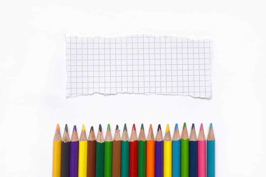 berbagai macam warna pensil warna, berjajar, depan, robek, kertas kisi, pensil warna, perlengkapan sekolah, alat tulis, pensil, perlengkapan seni