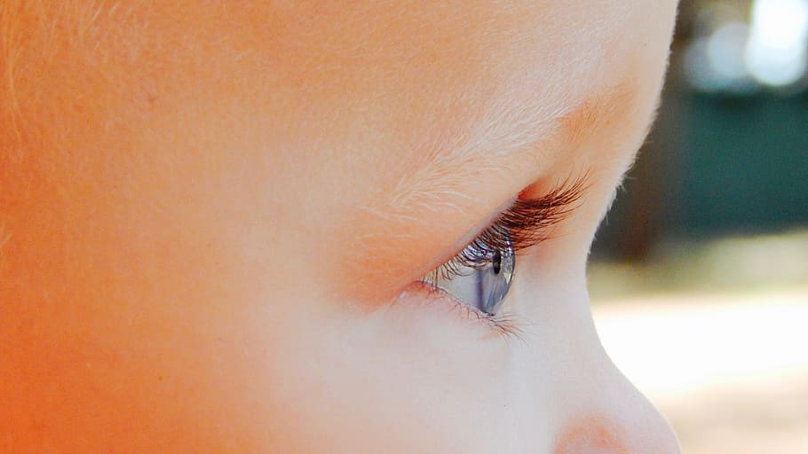 유아의 오른쪽 눈, 눈, 어린이, 조망, 보고, 멀리 본다, 인간의 신체 부분, 인간의 눈, 클로즈업, 신체 부분