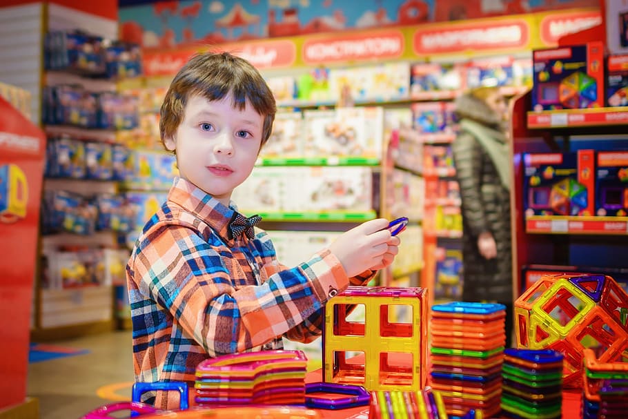 anak laki-laki, memegang, mainan plastik, mainan, toko, penjualan, stok, dunia anak-anak, toko mainan, lubyanka