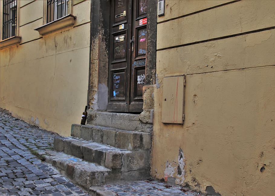 old door, the wall, entrance, old house, plaster, stairs, closed, portal, architecture, the door