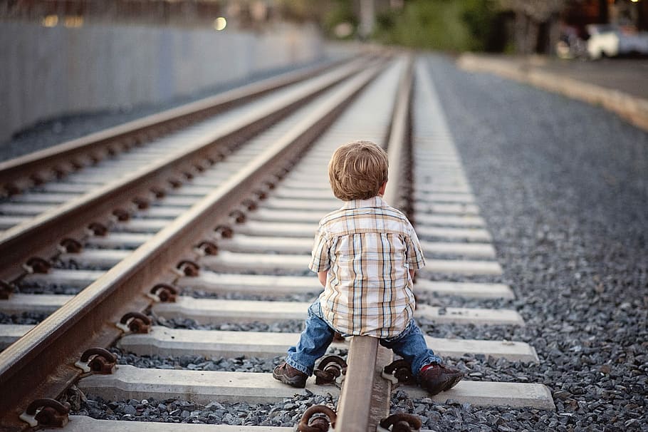 深さ, フィールドの写真, 座って, 茶色, 金属鉄道鉄道, 子供, 列車, 鉄道, 少年, 幼児