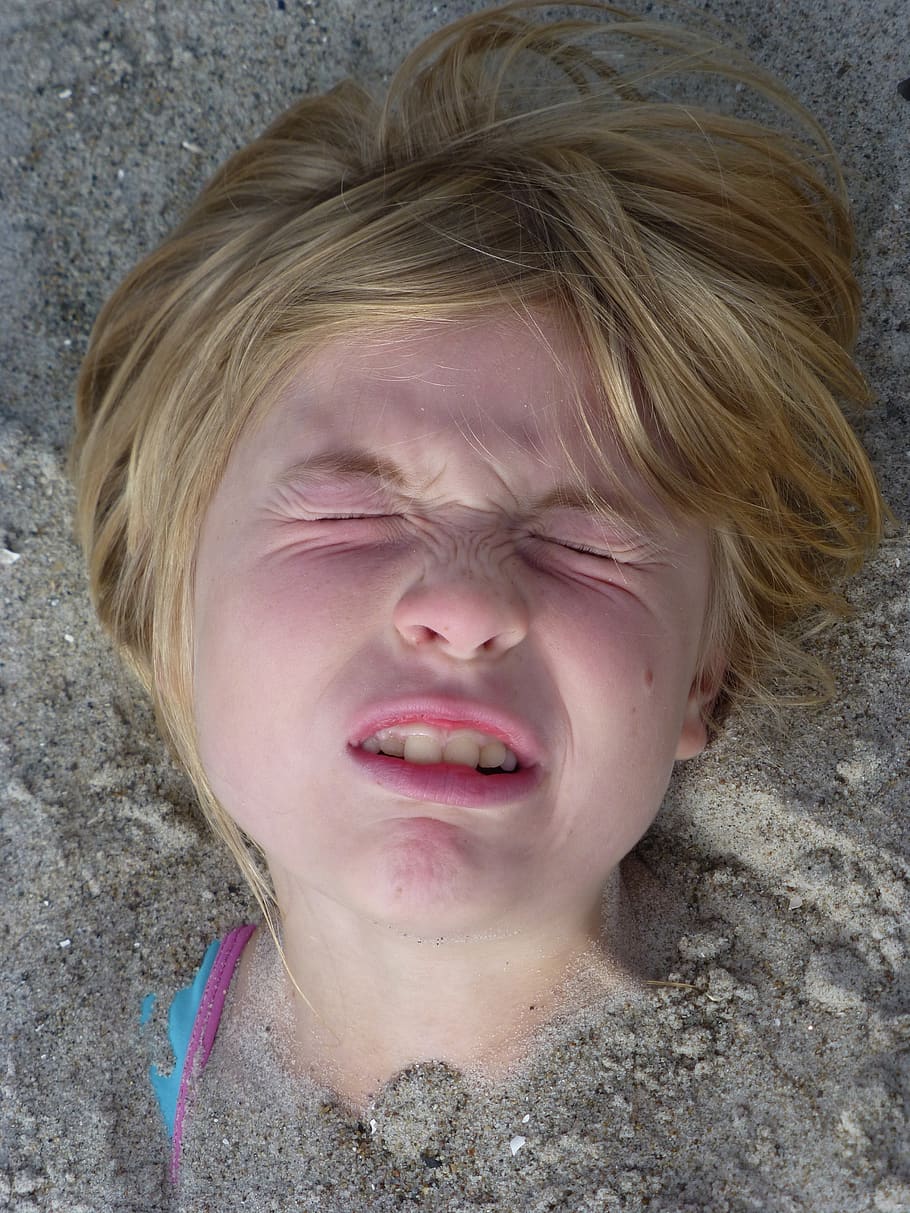 fazendo um rosto, cabeça, rosto, areia, praia, menina, diversão, boca, nariz, dente