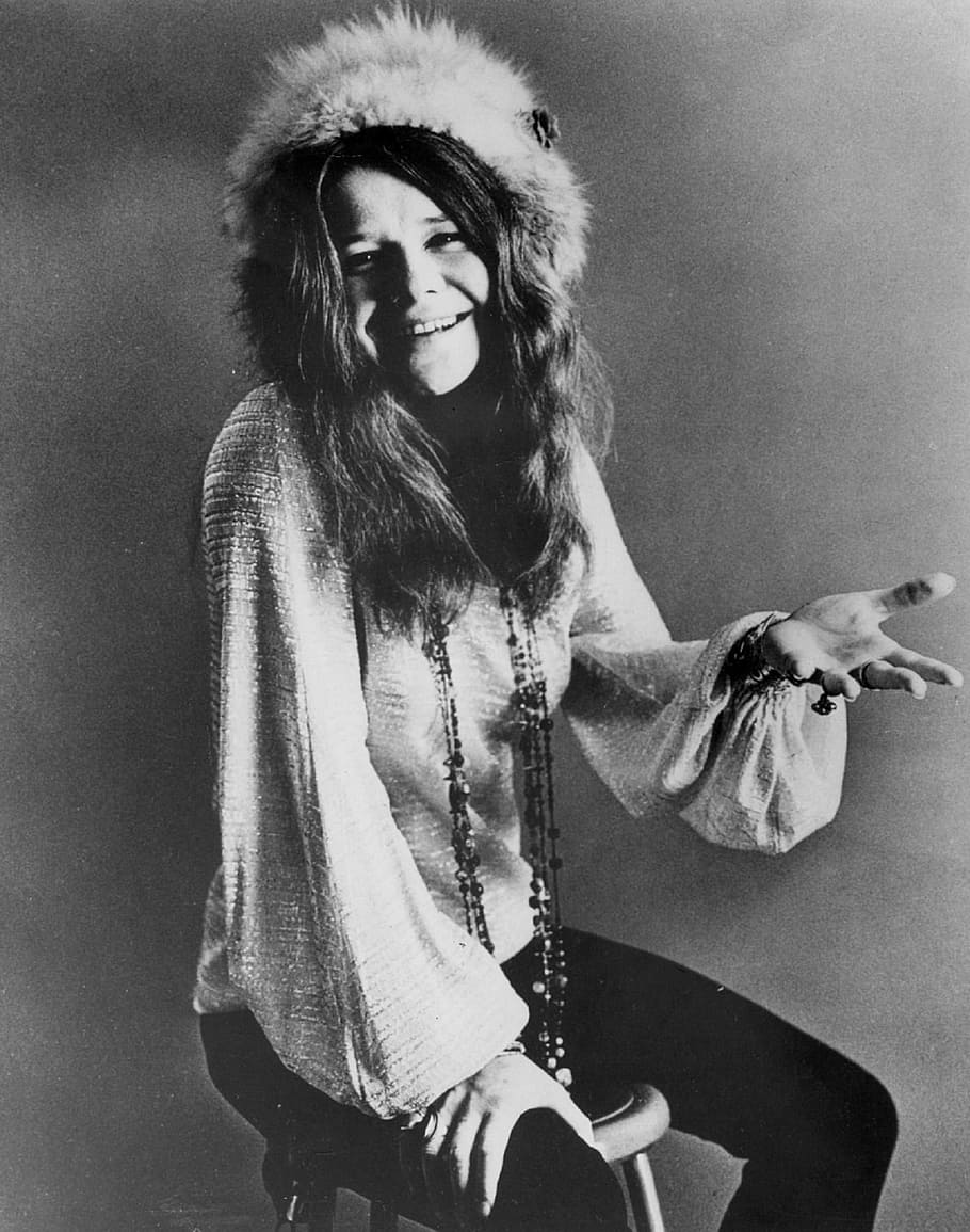 sonriente, mujer, foto en escala de grises, janis joplin, cantante, compositora, años 60, pop, música, rock de ácido psicodélico