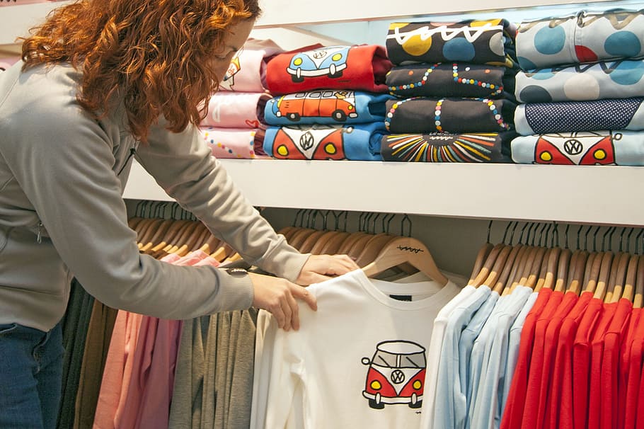 mujer, tenencia, blanco, manga larga, rojo, camisa con estampado de furgoneta, camiseta, moda, dibujo, diseño textil