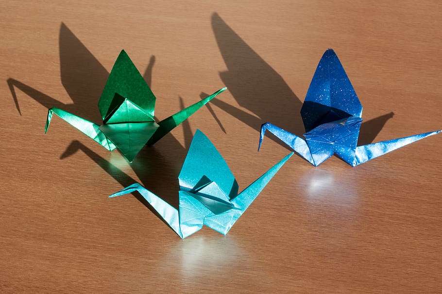 três, azul, verde, origami, marrom, de madeira, mesa, mesa de madeira, arte em dobrar papel, dobra