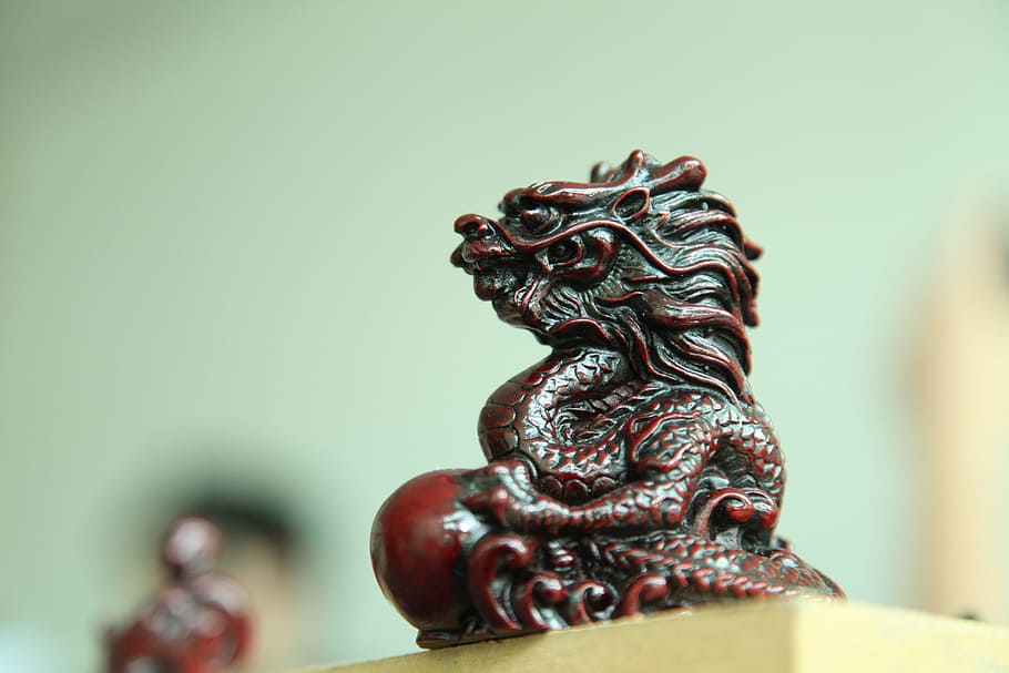 selective, focus photography, foo dog figurine, dragon, wood carving, traditional, crafts, china wind, wood, carving