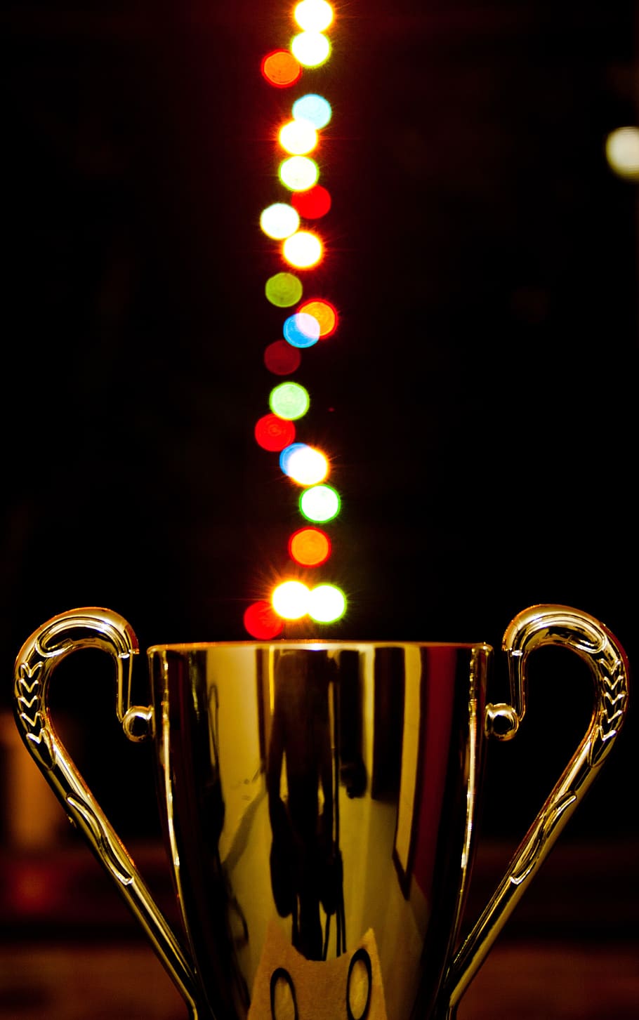 figura do troféu de ouro, efeito bokeh, prêmio, copa, luzes, troféu, realização, vitória, vencedor, sucesso