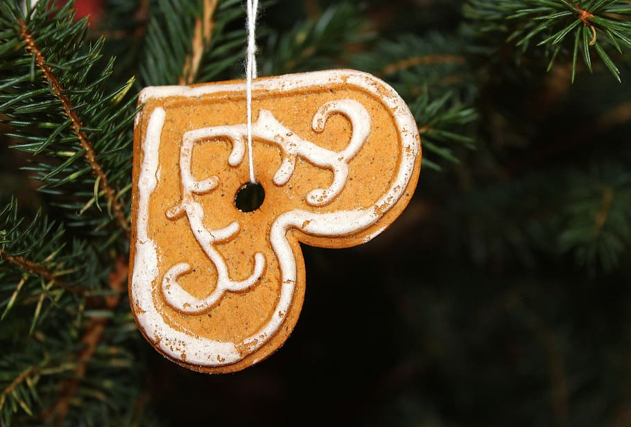 하트 모양의 크리스마스 트리 장식, 진저 브레드, 크리스마스 트리, 크리스마스 장식, 설탕 프로 스 팅, 장식, 크리스마스, 쿠키, 행복한 휴일, 나무