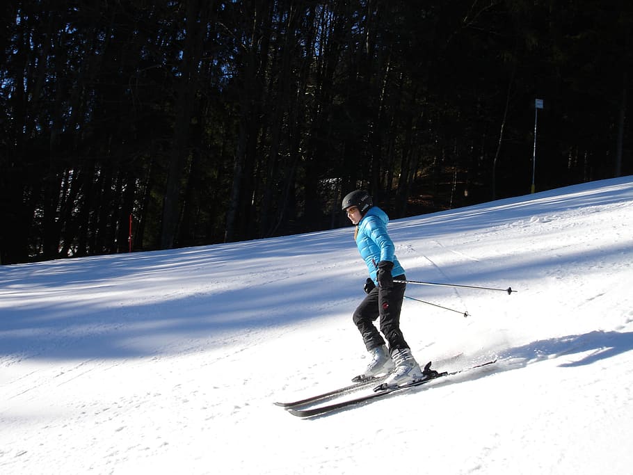 человек, играющий на лыжах, лыжники, лыжная трасса, лыжная зона, катание на лыжах, горные лыжи, лыжи, взлетно-посадочная полоса, снег