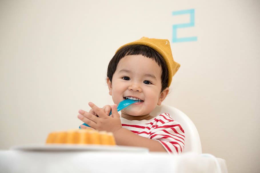 少年, 座っている, 白, プラスチック製のハイチェア, 赤ちゃん, 子供, かわいい, 食べ物, 幸福, 幸せ