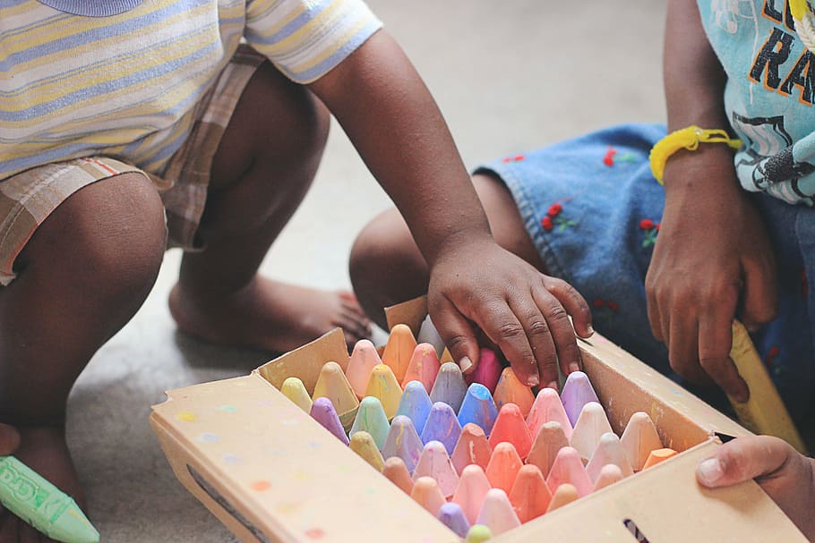 dois, crianças, abrindo a caixa de giz, pessoas, criança, africano, americana, afro-americana, caixa, coloridos