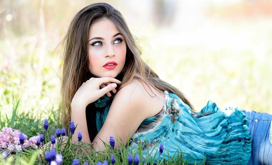 mujer, vestido sin mangas verde azulado, inclinada, verde, hierba, niña, flores, primavera, ojos azules, belleza