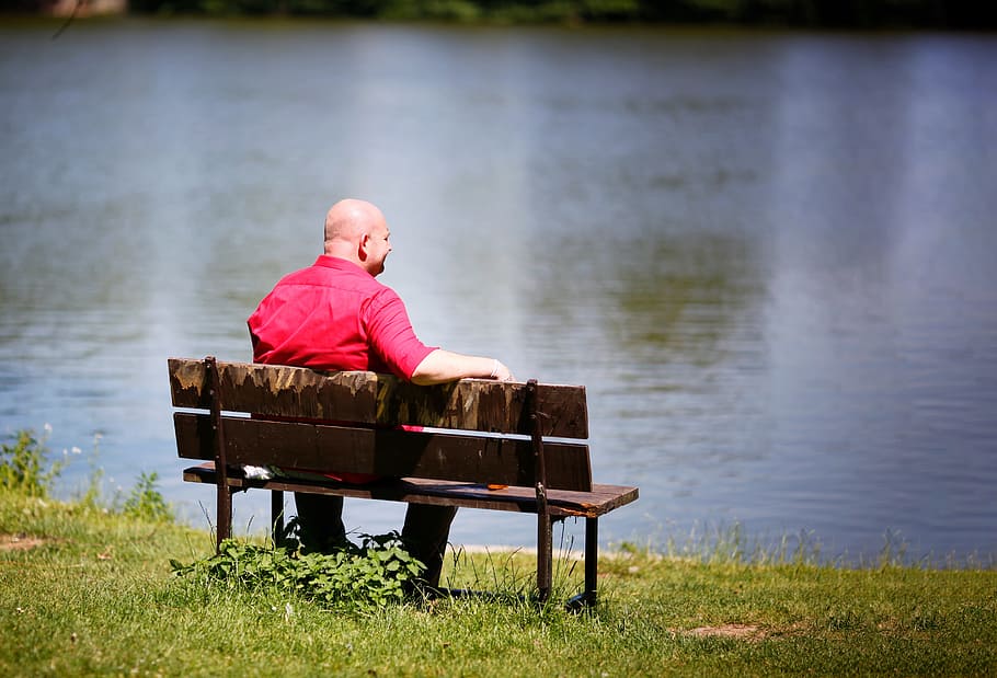 sitting, beach, lake, Man, Bench, Shirts, Red, Green, Green, Water, bench, shirts, red