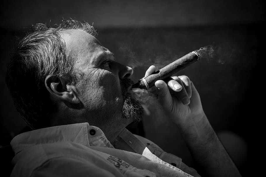 hombre, cigarro, blanco negro, fumador, retrato, una persona, personas reales, hombres, tiro en la cabeza, estilos de vida