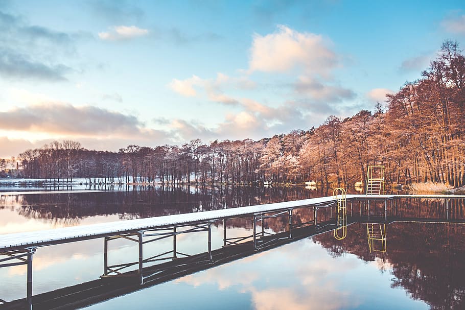 gris, de madera, puente, azul, cielo, durante el día, invierno, lago, agua, paisaje acuático