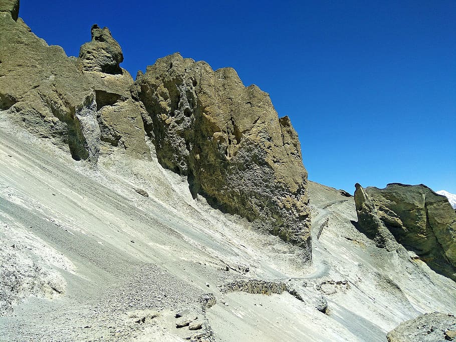 colina, colina de manang, camino peligroso de la colina, camino de deslizamiento de tierra, colina de nepal, paisaje de nepal, cielo, roca, cielo despejado, roca - objeto