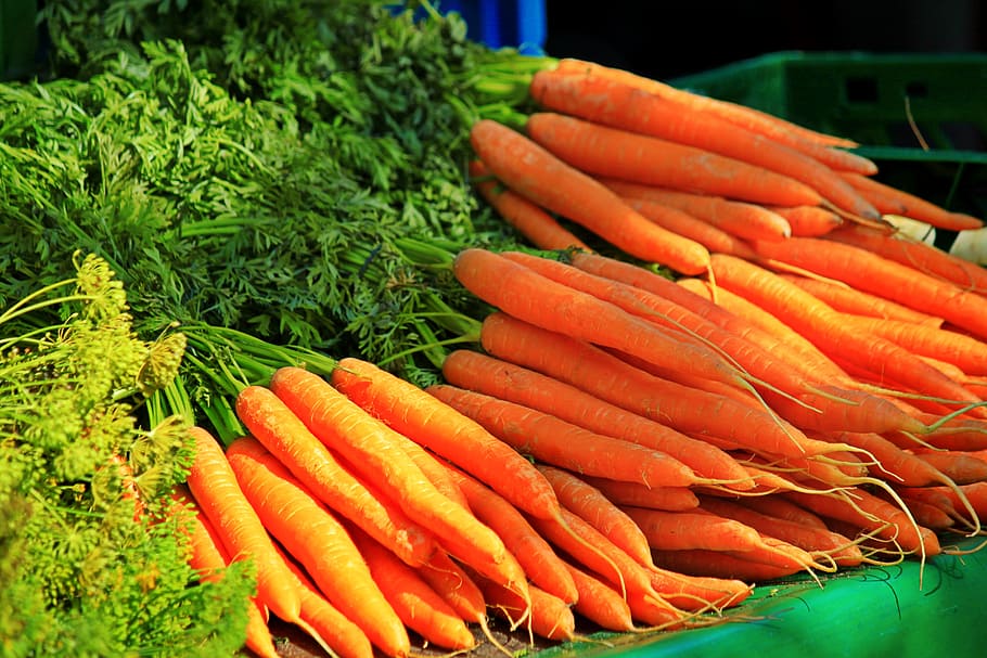 orange carrots, carrots, vegetables, healthy, root vegetables, vitamins, eat, food, orange, green