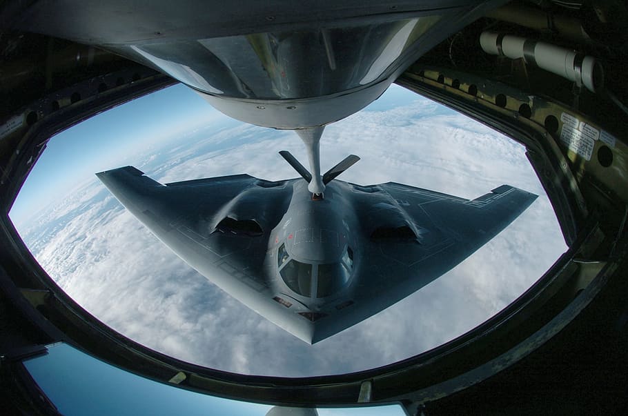 gris, avión a reacción, nubes, durante el día, militar, bombardero sigiloso, reabastecimiento de combustible, durante el vuelo, jet, b-2