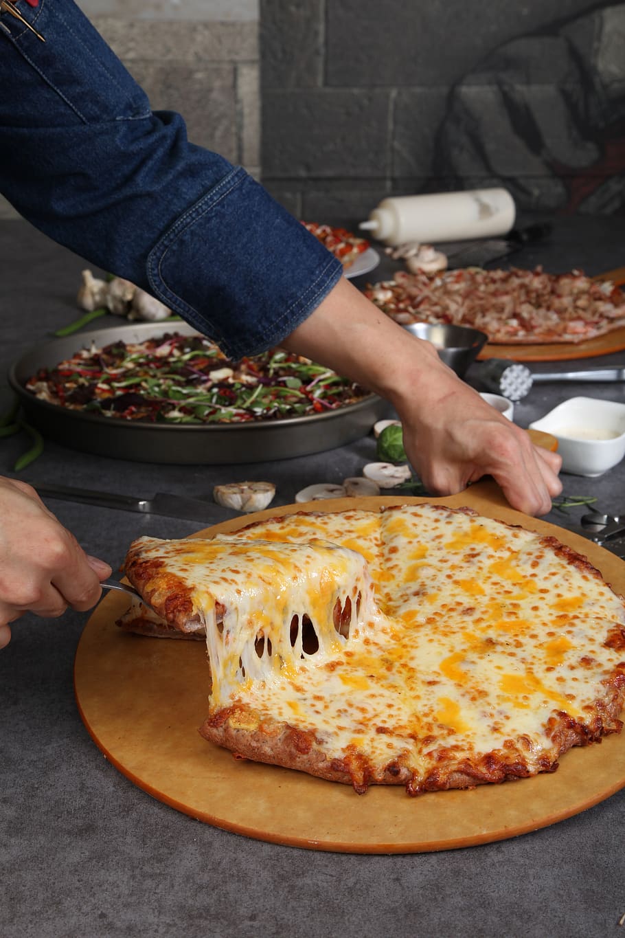 pizza, pizza keju, keju, koki, tolong, makanan, makanan dan minuman, tangan manusia, kesegaran, tangan
