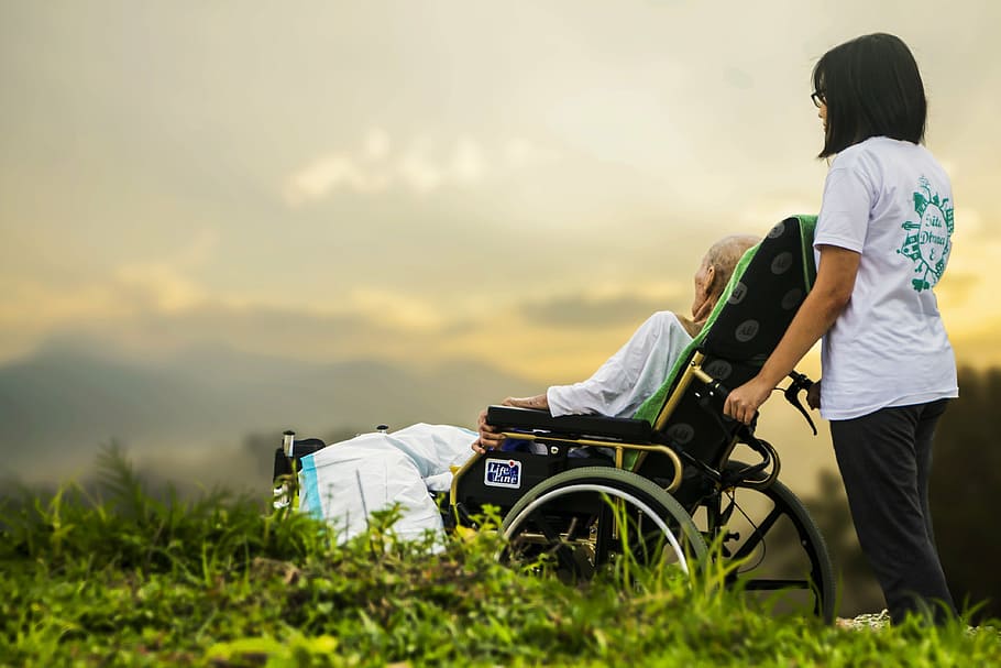 mulher, segurando, cadeira de rodas, pessoa, durante o dia, hospício, cuidados, paciente, idosos, velho