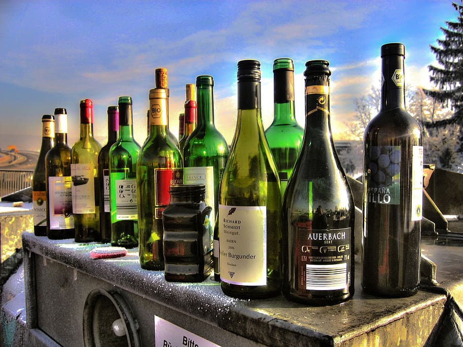 lote de botellas de colores variados, negro, altavoz de subwoofer, diurno, alcolismo, botellas, vidrio, recipiente, recipiente de vidrio, alcohol