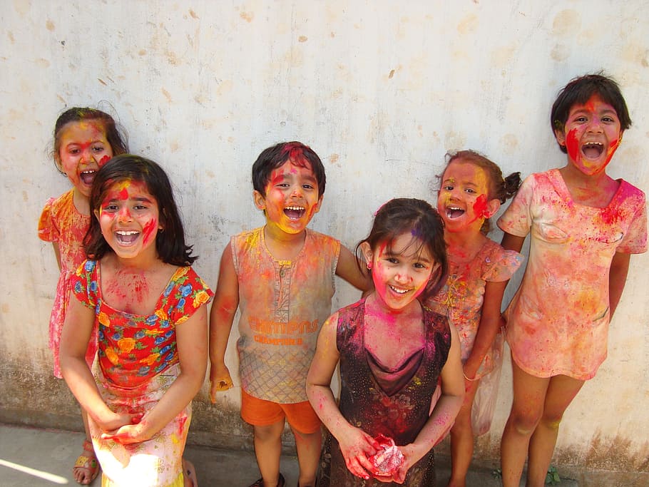 Grupo, niños, vistiendo, pintura, de pie, pared, holi, india, color, cultura