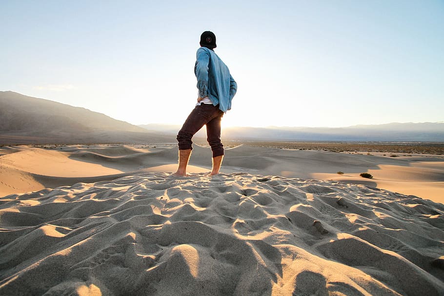 人, 立っている, 砂, 手, お尻, 男, ファッション, 日没, 日当たりの良い, 砂漠