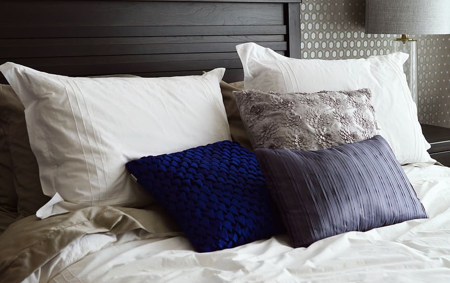 almofadas de cores sortidas, cama, almofadas, cabeceira da cama, quarto, roupa de cama, confortável, branco, conforto, descanso