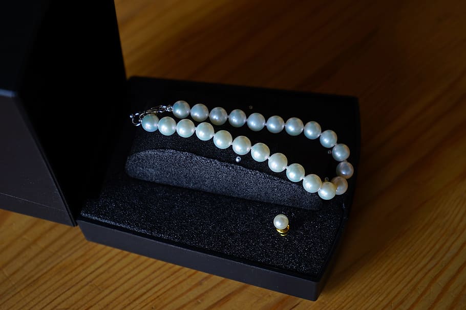 beaded, white, pearl bracelet, box, Bracelet, Earring, Beads, Pearl Necklace, wood - Material, close-up