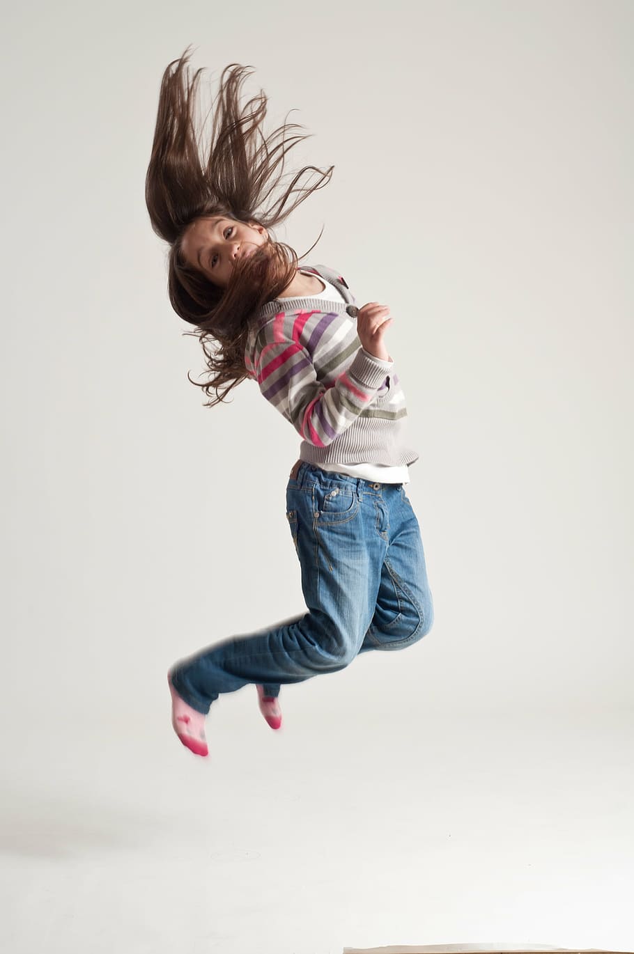 foto, saltando, niña, suéter, azul, jeans, salto, niño, diversión, activo