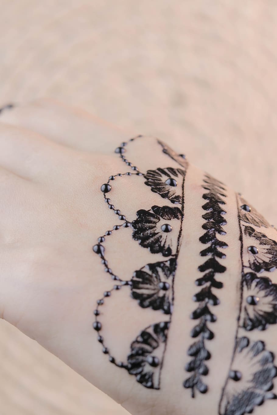 henna, manos, mehendi, patrón, hembra, palmas, diseño, decoración, india, arte