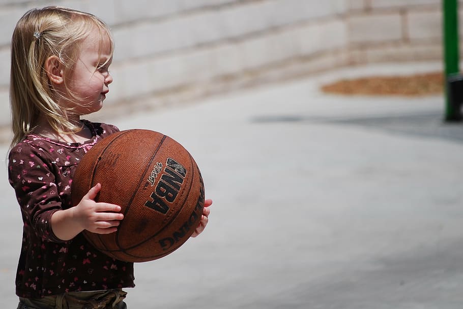 バスケットボールを運ぶ女の子, 女の子, バスケットボール, かわいい, 遊んで, ゲーム, 子供, スポーツ, ボール, アウトドア