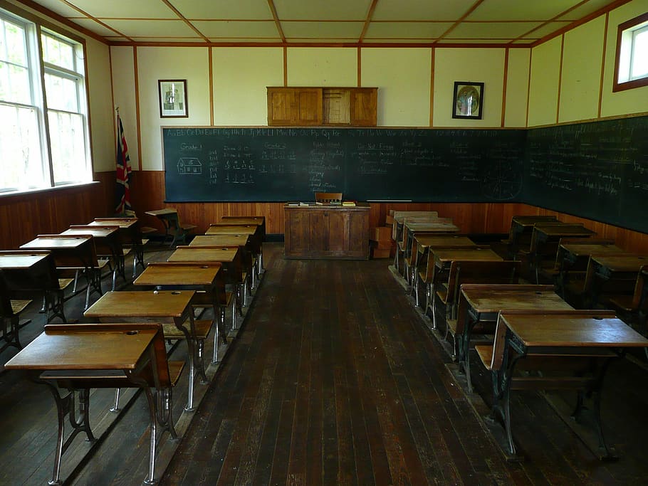 marrón, de madera, escritorio de la escuela, Steinbach, pueblo del patrimonio menonita, Manitoba, Canadá, aula, casa de la vieja escuela, patrimonio