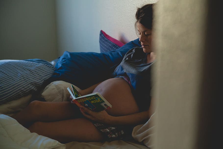 embarazada, mujer, inclinada, libro de lectura de pared, cama, libro, leer, conocimiento, sabiduría, ficción