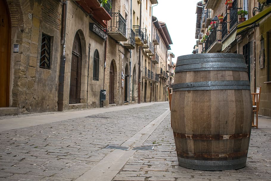 marrón, de madera, barril de cerveza, calle, casas, durante el día, España, camino de santiago, arquitectura, edificios