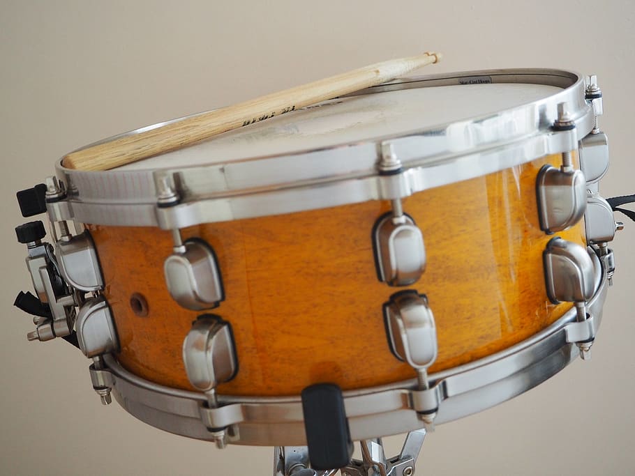 snare drum, drum, musik, drum kecil, alat musik, instrumen, keemasan, tongkat, stik drum, Menurut