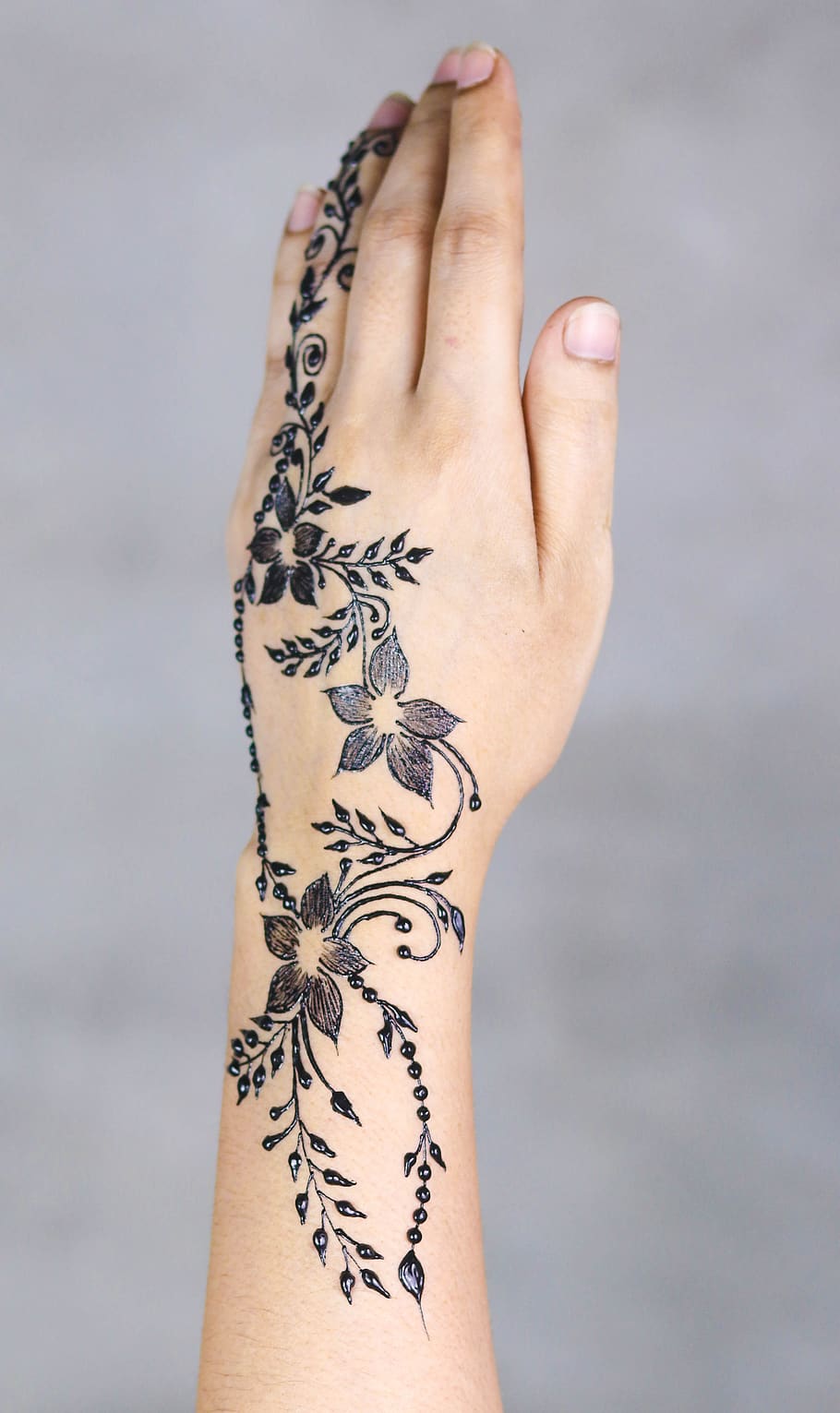 mehndi, henna, tattoo, fashion, hand painting, bracelets, human body part, one person, hand, human hand