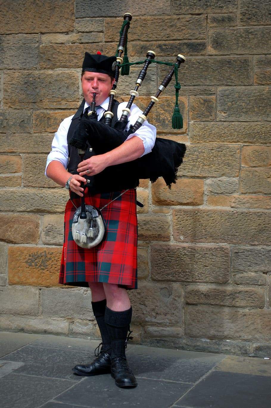 bagpipes, kilt, scotland, jock, human, musical instrument, street musicians, one person, full length, standing