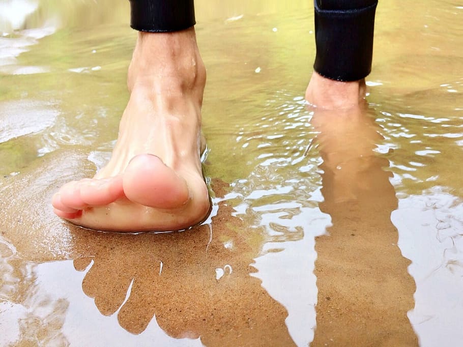 andar, rio, descalço, passo, pé humano, perna humana, água, verão, férias, relaxamento