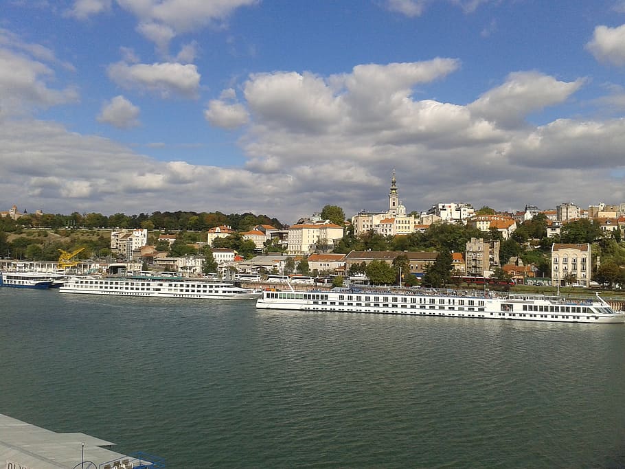 dois, branco, barcos do pontão, ancorado, belgrado, sérvia, cidade, nuvens, arquitetura, barcos