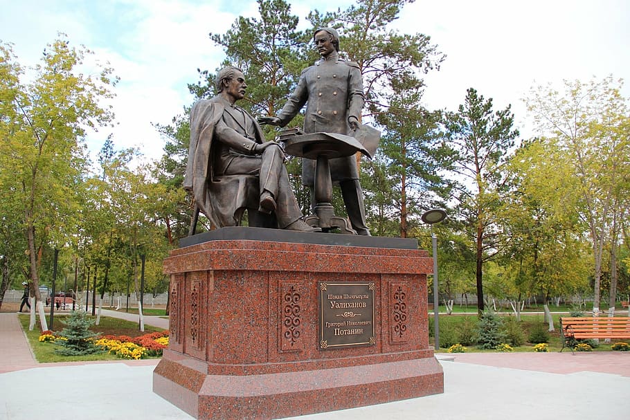 pavlodar-monument-valikhanov-potanin.jpg