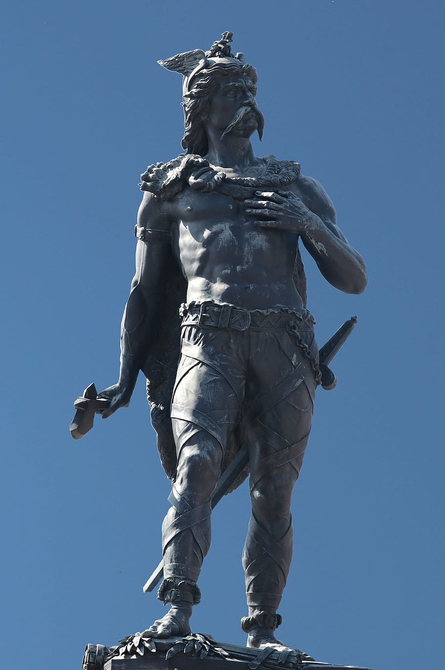 ambiorix, estátua, tongeren, rei celta, eburonen, líder, guerreiro, campo herr, um líder contra os romanos, bélgica