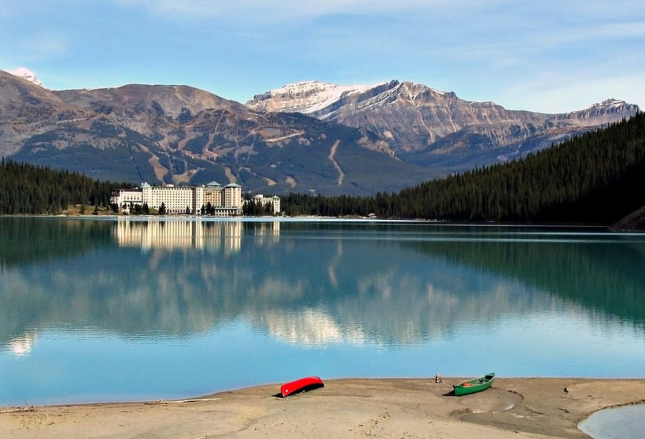 dos, rojo, verde, kayaks, calma, cuerpo, agua, lago louise, castillo, parque nacional de banff