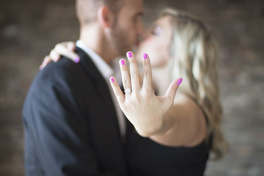 hombre, mujer, besándose, mostrando, anillo de bodas, compromiso, pareja, amor, romance, casarse